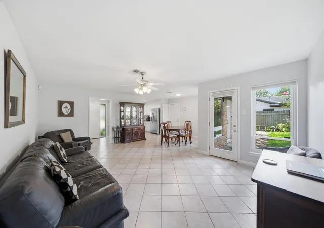 5th image of 5606 Carew St, Houston, TX 77096 | MLS# 42280236