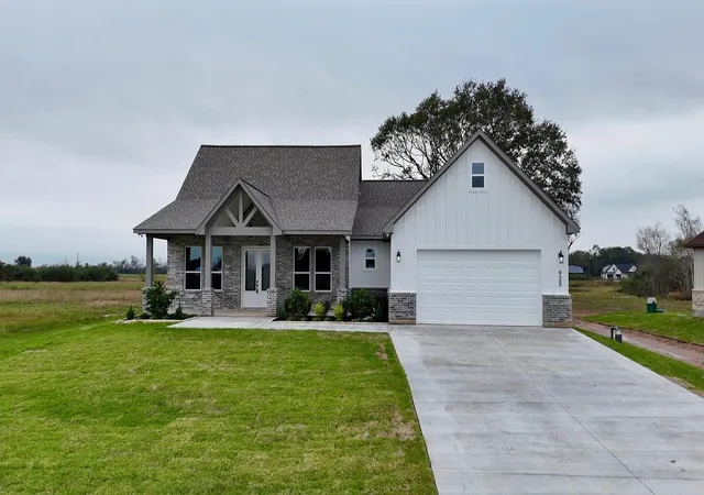 Photo 1 of Single family home for sale at 925 Buffalo Trl, Angleton, TX 77515 | MLS# 70289533 | Listing updated on 2026-09-12