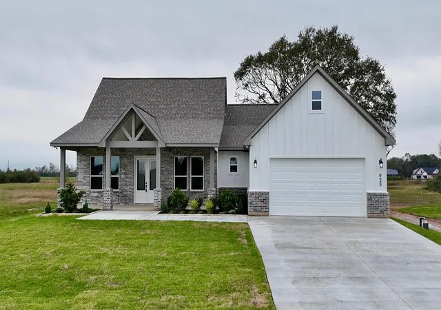 Photo 2 of Single family home for sale at 925 Buffalo Trl, Angleton, TX 77515 | MLS# 70289533 | Listing updated on 2026-09-12