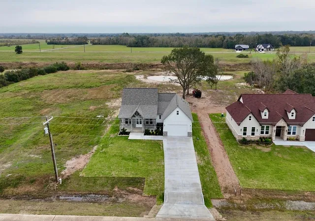 Photo 3 of Single family home for sale at 925 Buffalo Trl, Angleton, TX 77515 | MLS# 70289533 | Listing updated on 2026-09-12
