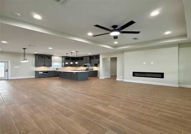 Photo 3 of Single family home for sale at 925 Buffalo Trl, Angleton, TX 77515 | MLS# 70289533 | Listing updated on 2026-09-12