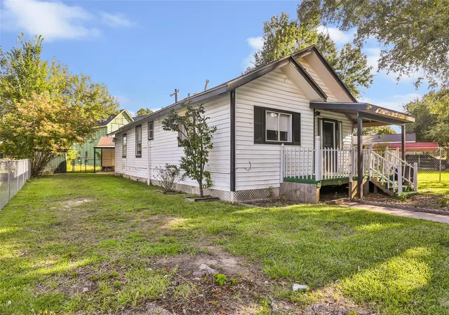 3rd image of 105 Graham St, Baytown, TX 77520 | MLS# 75413828