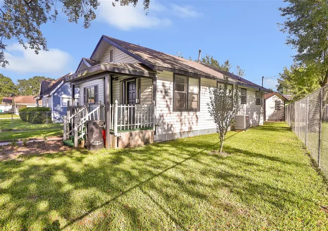4th image of 105 Graham St, Baytown, TX 77520 | MLS# 75413828