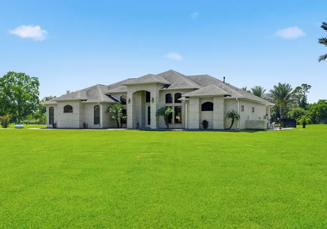 Photo 3 of Single family home for sale at 835 Hall Rd Rd, Alvin, TX 77511 | MLS# 97361002 | Listing updated on 2026-08-23
