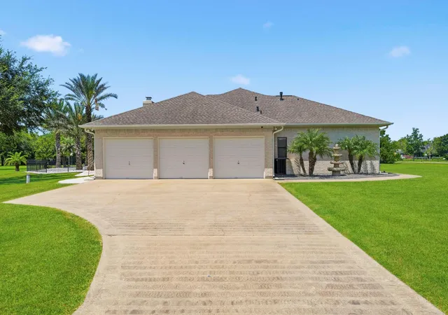 Photo 4 of Single family home for sale at 835 Hall Rd Rd, Alvin, TX 77511 | MLS# 97361002 | Listing updated on 2026-08-23