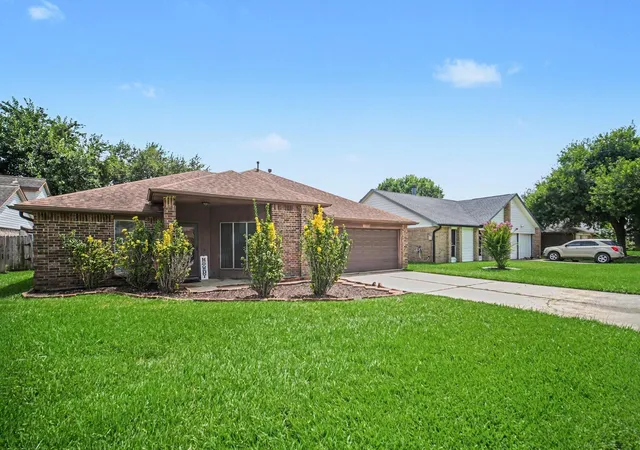 2nd image of 10926 Collingswood Dr, La Porte, TX 77571 | MLS# 42158293