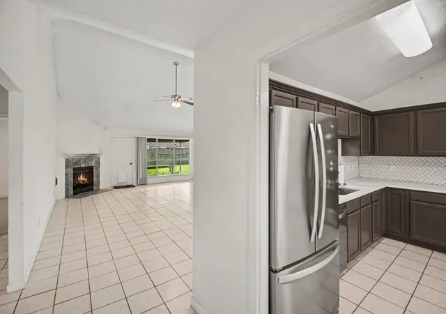 3rd image of 10926 Collingswood Dr, La Porte, TX 77571 | MLS# 42158293