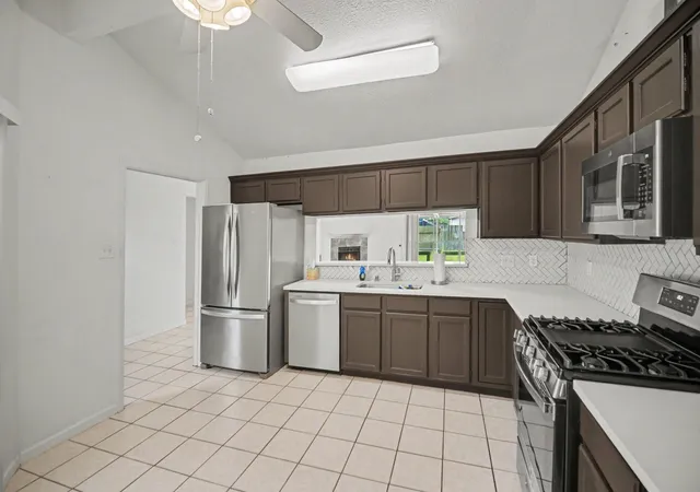 5th image of 10926 Collingswood Dr, La Porte, TX 77571 | MLS# 42158293