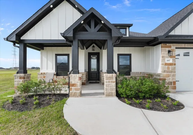 Photo 2 of Sale Pending at 447 Sunset Trl, Angleton, TX 77515 | MLS# 2872884 | Listing updated on 2026-09-13