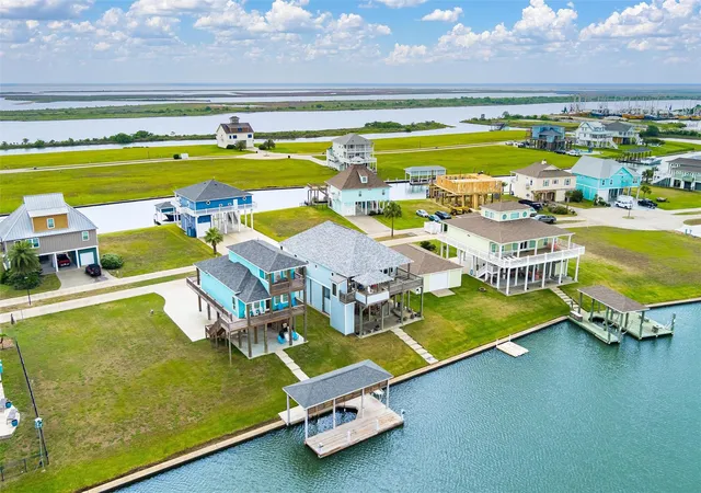 Photo 3 of Single family home for sale at 1900 Laguna Harbor Cvs Blvd, Port Bolivar, TX 77650 | MLS# 8713449 | Listing updated on 2026-07-11