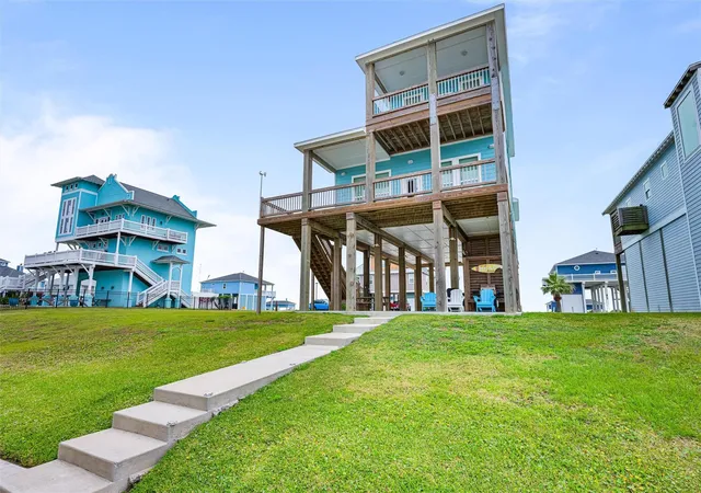 Photo 3 of Single family home for sale at 1900 Laguna Harbor Cvs Blvd, Port Bolivar, TX 77650 | MLS# 8713449 | Listing updated on 2026-07-11