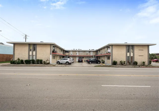 1st image of 516 Holiday Dr, Galveston, TX 77550 | MLS# 74484509
