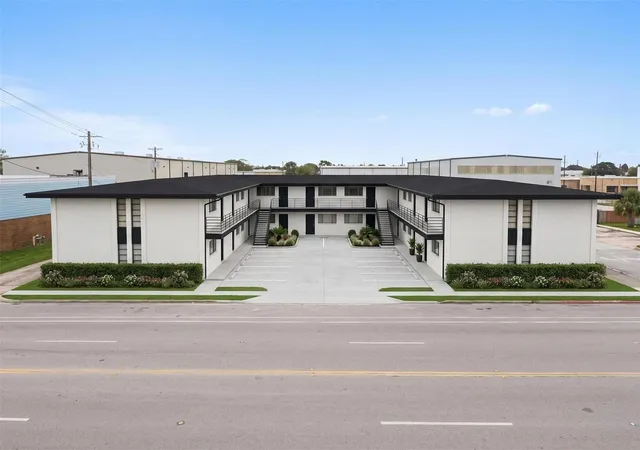 2nd image of 516 Holiday Dr, Galveston, TX 77550 | MLS# 74484509