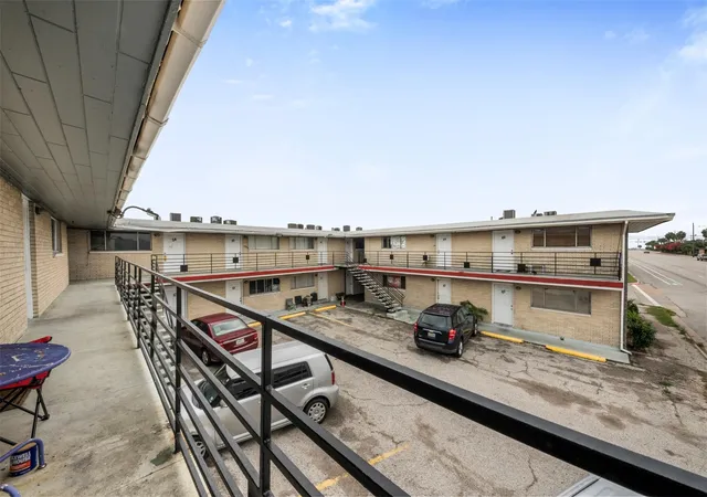 43rd image of 516 Holiday Dr, Galveston, TX 77550 | MLS# 74484509
