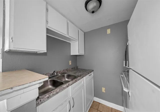 Listing Photo 5 - Condo for sale in building located at 516 Holiday Dr, Galveston, TX 77550