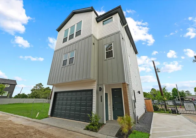 2nd image of 4832   4834 Pinemont Dr, Houston, TX 77092 | MLS# 17155582