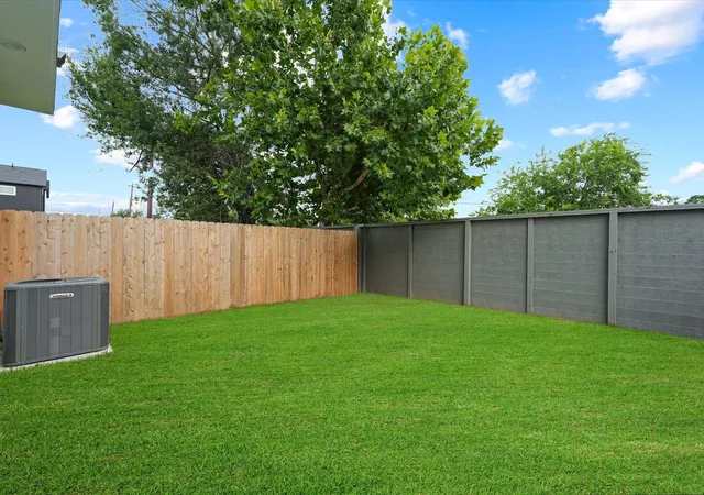 5th image of 4832 - 4834 Pinemont Dr, Houston, TX 77092 | MLS# 17155582