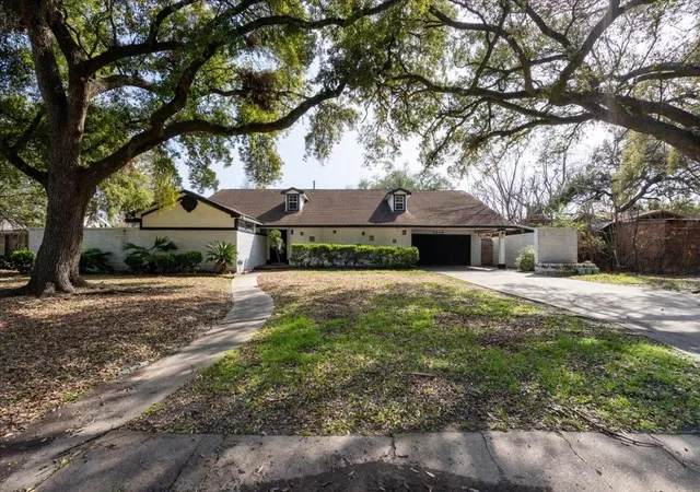 Homes for sale in Houston, TX | 7916 Glenview Dr, Houston, TX 77061 | MLS# 42503747