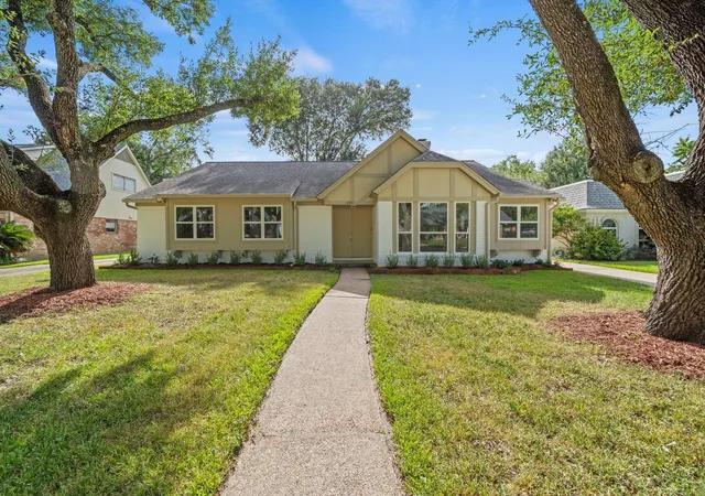 Photo 2 of Sale Pending at 2931 Kevin Ln, Houston, TX 77043 | MLS# 33931510 | Listing updated on 2026-09-19