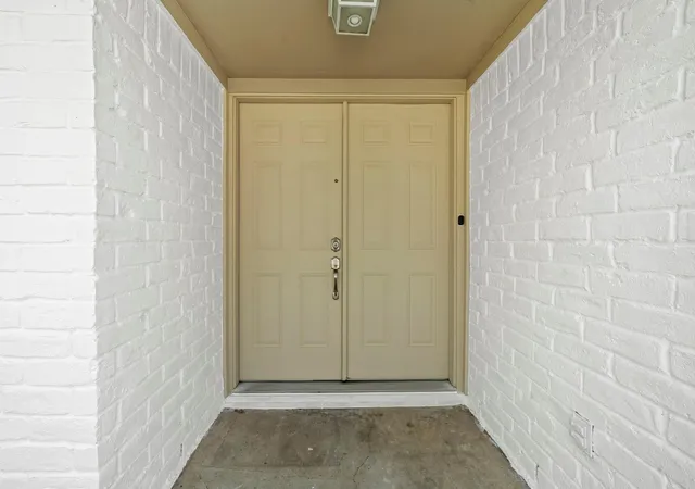 Photo 4 of Sale Pending at 2931 Kevin Ln, Houston, TX 77043 | MLS# 33931510 | Listing updated on 2026-09-19