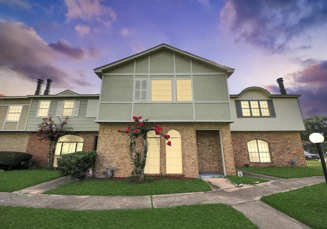Photo 2 of Townhouse for sale at 6470 Creekbend Dr, Houston, TX 77096 | MLS# 30362186 | Listing updated on 2026-09-06