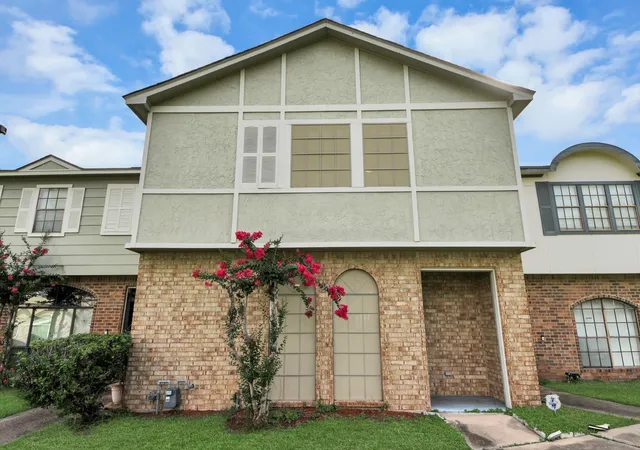 Photo 3 of Townhouse for sale at 6470 Creekbend Dr, Houston, TX 77096 | MLS# 30362186 | Listing updated on 2026-09-06