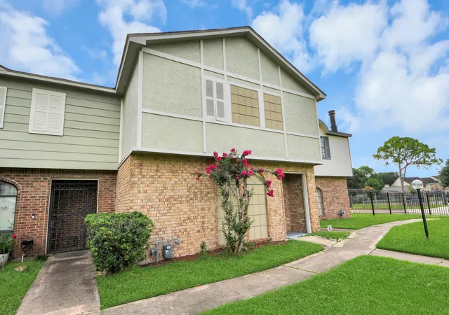 Photo 3 of Townhouse for sale at 6470 Creekbend Dr, Houston, TX 77096 | MLS# 30362186 | Listing updated on 2026-09-06