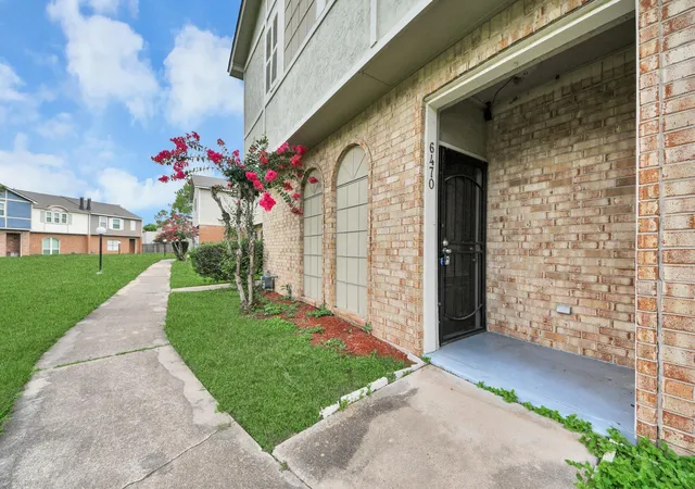 Photo 4 of Townhouse for sale at 6470 Creekbend Dr, Houston, TX 77096 | MLS# 30362186 | Listing updated on 2026-09-06