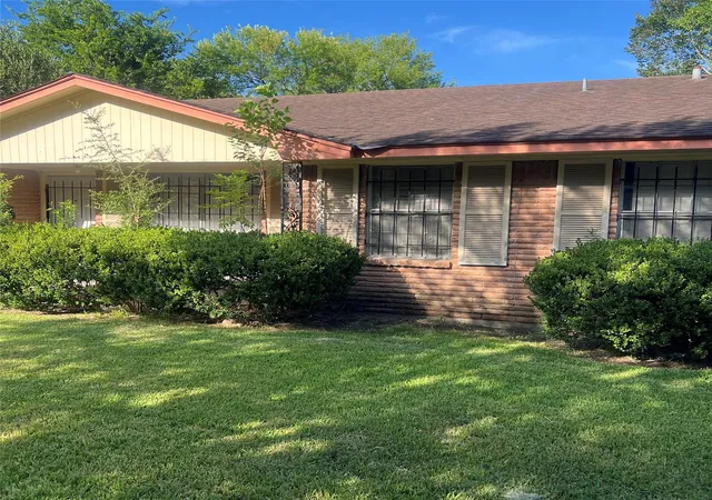 Photo 3 of Sale Pending at 5607 Greylog Dr, Houston, TX 77048 | MLS# 96741765 | Listing updated on 2026-09-16