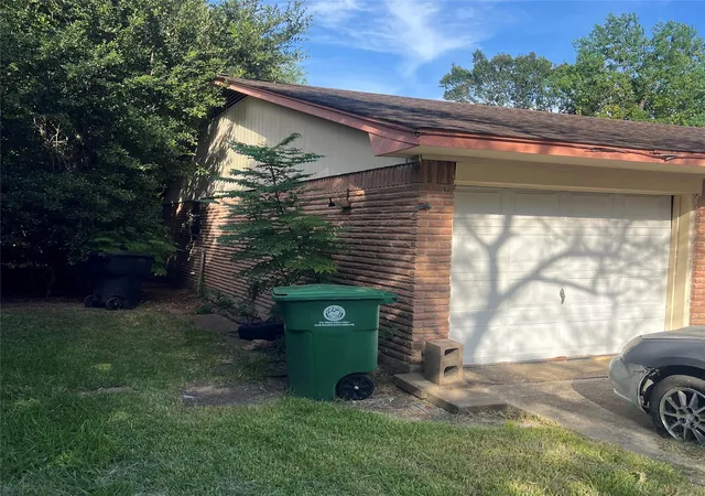 Photo 3 of Sale Pending at 5607 Greylog Dr, Houston, TX 77048 | MLS# 96741765 | Listing updated on 2026-09-16