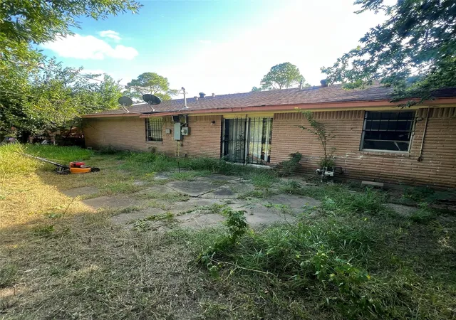 Photo 4 of Sale Pending at 5607 Greylog Dr, Houston, TX 77048 | MLS# 96741765 | Listing updated on 2026-09-16