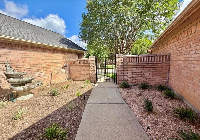 Photo 2 of Sale Pending at 8027 Oakwood Garden St, Houston, TX 77040 | MLS# 8340053 | Listing updated on 2026-09-10