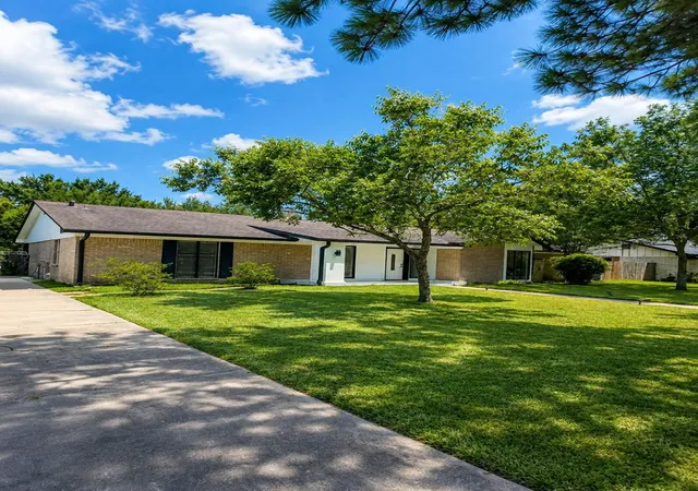 2nd image of 104 Burgundy Ln, League City, TX 77573 | MLS# 38724896
