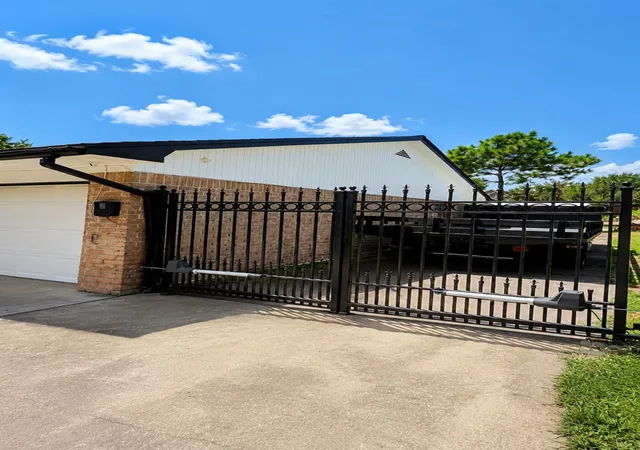 Photo 3 of Single family home for sale at 104 Burgundy Ln, League City, TX 77573 | MLS# 38724896 | Listing updated on 2026-09-15