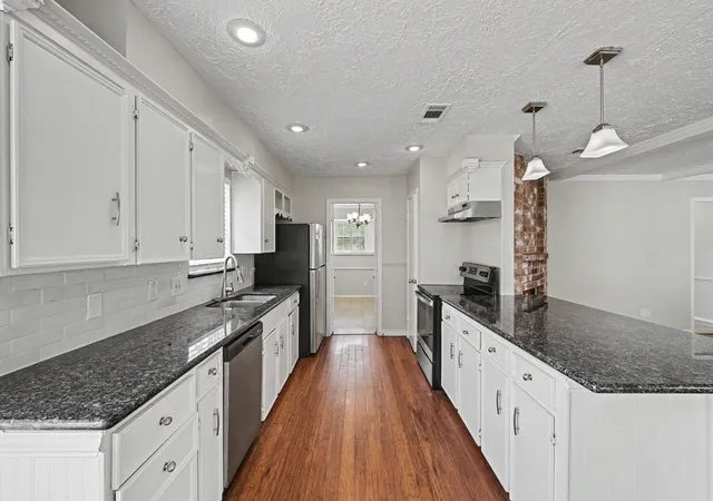 5th image of 12219 Meadowhollow Dr, Meadows Place, TX 77477 | MLS# 71314876
