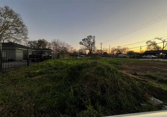 3rd image of 5102 Dieppe St, Houston, TX 77033 | MLS# 21296055
