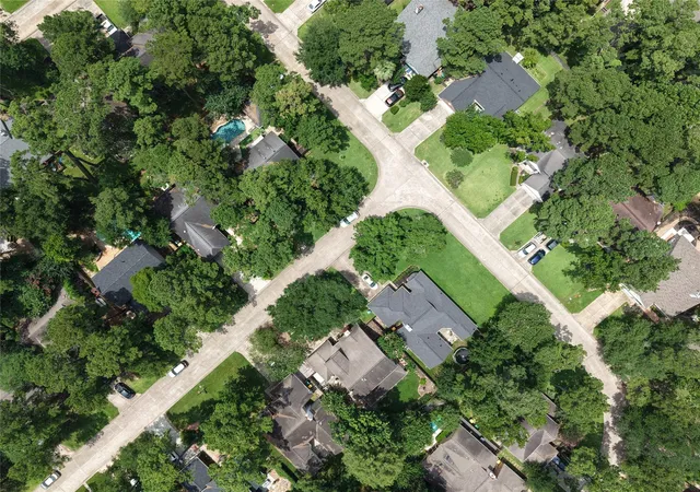 Photo 35 of Single family home for sale at 2 Summithill Pl, The Woodlands, TX 77381 | MLS# 8062360 | Listing updated on 2026-09-12