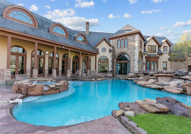 3rd image of 326 W Alkire Lake Dr, Sugar Land, TX 77478 | MLS# 90550539