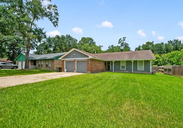 Photo 2 of Sale Pending at 1721 Crest Hl Dr, Conroe, TX 77301 | MLS# 37367741 | Listing updated on 2026-08-28
