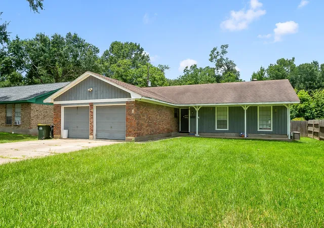 Photo 3 of Sale Pending at 1721 Crest Hl Dr, Conroe, TX 77301 | MLS# 37367741 | Listing updated on 2026-08-28