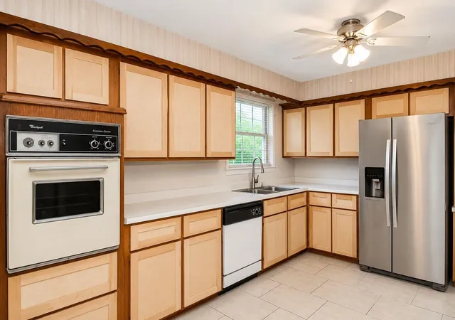 Photo 3 of Sale Pending at 1721 Crest Hl Dr, Conroe, TX 77301 | MLS# 37367741 | Listing updated on 2026-08-28
