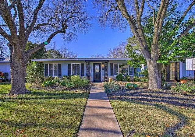 1st image of 811 W Schubert St, Fredericksburg, TX 78624 | MLS# 17342865