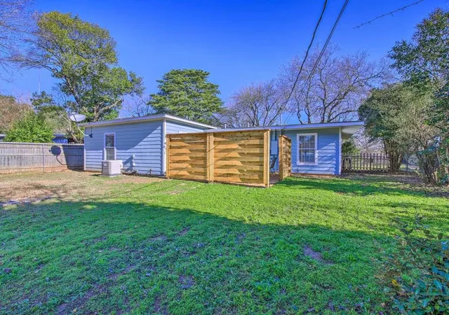 4th image of 811 W Schubert St, Fredericksburg, TX 78624 | MLS# 17342865