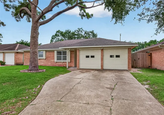 Photo 3 of Single family home for sale at 7415 Troulon Dr, Houston, TX 77074 | MLS# 29391786 | Listing updated on 2026-08-24