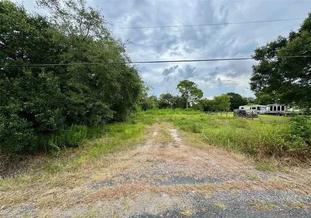 2nd image of 102 S Willow St, Texas City, TX 77591 | MLS# 55216320