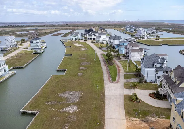 4th image of 10 Sugarloaf, Hitchcock, TX 77563 | MLS# 19550762
