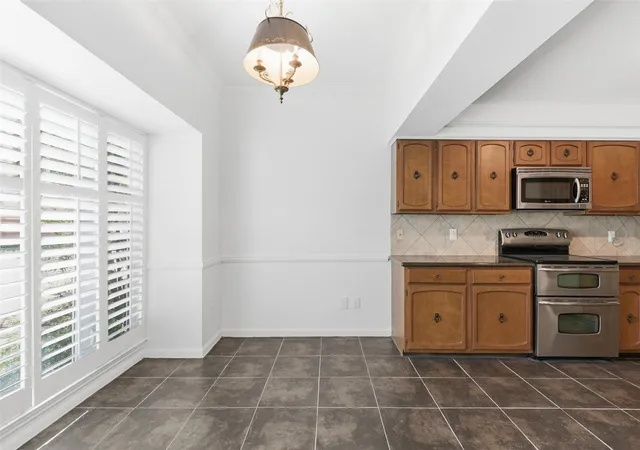 4th image of 8614 Oakford Dr, Houston, TX 77024 | MLS# 37860489