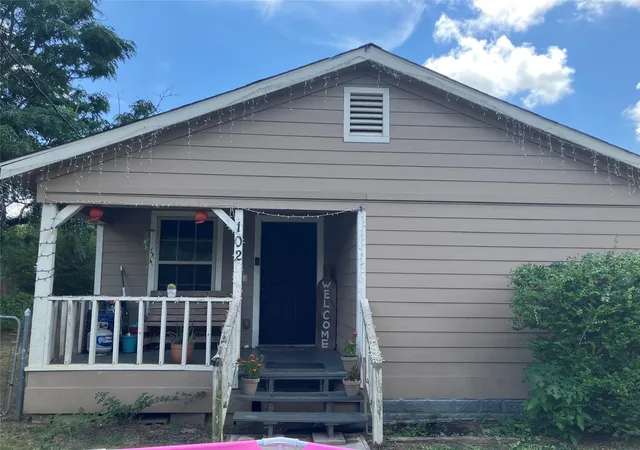 Photo 2 of Single family home for sale at 102 Ave A, Willis, TX 77378 | MLS# 81712884 | Listing updated on 2026-07-15