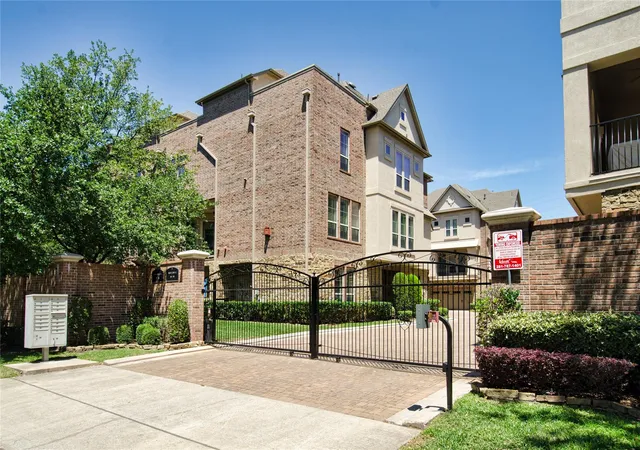 4th image of 5303 Perrington Heights Ln, Houston, TX 77056 | MLS# 86830386