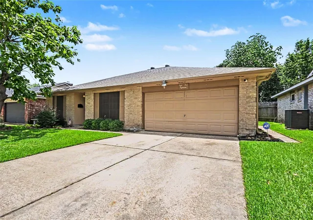 3rd image of 8518 Ashwyne Ln, La Porte, TX 77571 | MLS# 90619111